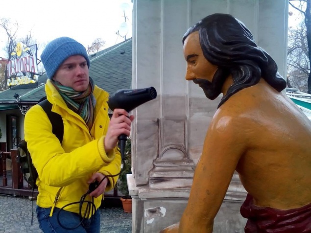 Изувеченному памятнику Самсона в Киеве к Рождеству подарили нос