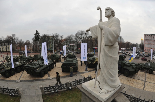 На Михайловской площади проходит выставка “Оружие победы” (+фото)