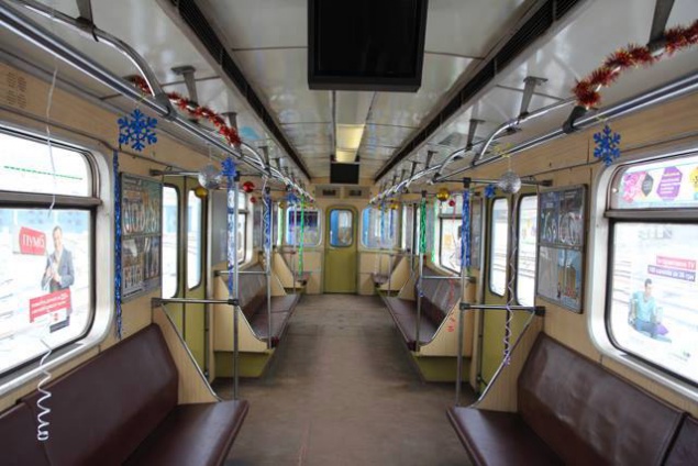 Киевский метрополитен запустил праздничный вагон