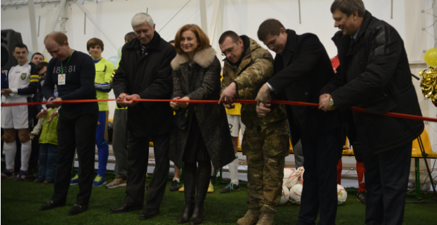 В Киеве открыли мини-футбольное поле под куполом