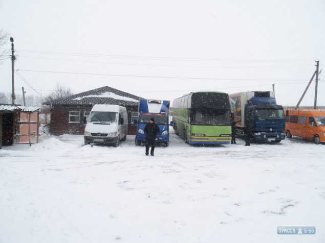 Полтысячи автомобилей застряли на трассе Одесса-Киев