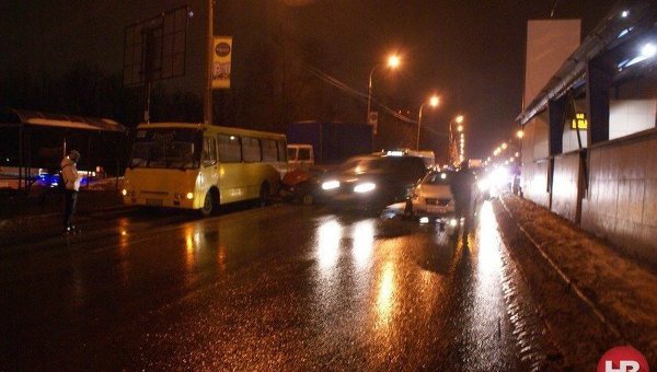 В Киеве водитель ГАЗа протаранил “Lexus” и маршрутку (+фото)