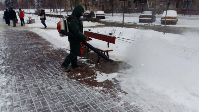 “Киевзеленстрой” чистит дороги от снега с помощью воздуходувов