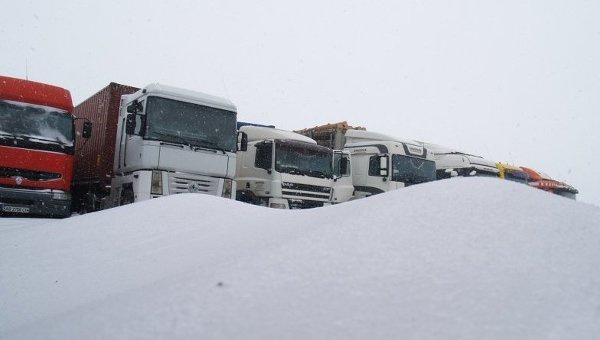 На въезде в Киев в снегу стоят 40 грузовиков
