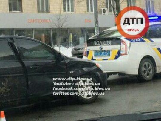 В Киеве на Урицкого столкнулись два авто (+фото)