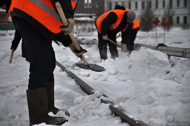 Киев от снега ночью убирали 239 спецмашин