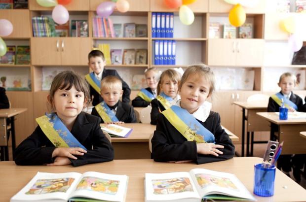 Управление образования Днепровской РГА закупило школьную мебель у любимого подрядчика
