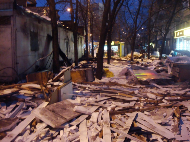 Киевские коммунальщики продолжают борьбу с киосками (+фото)
