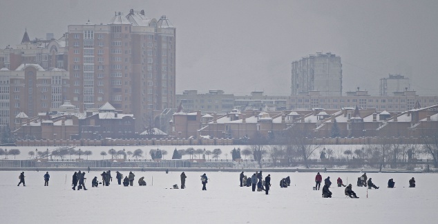 На столичной Оболони рыбаков учили спасать людей, провалившихся под лед