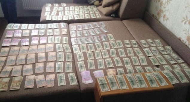 Сотрудник миграционной службы “сбивал” деньги с иностранцев (+фото)