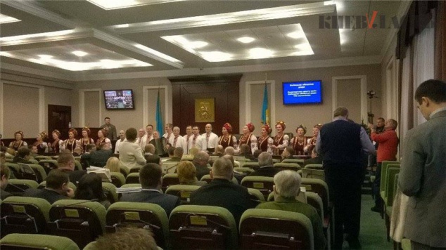 Киевский областной совет открылся колядками. Певцы в накладе не остались