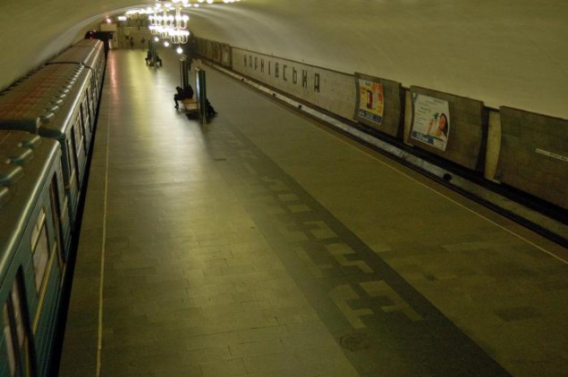 В Киеве на станции метро “Харьковская” умер мужчина