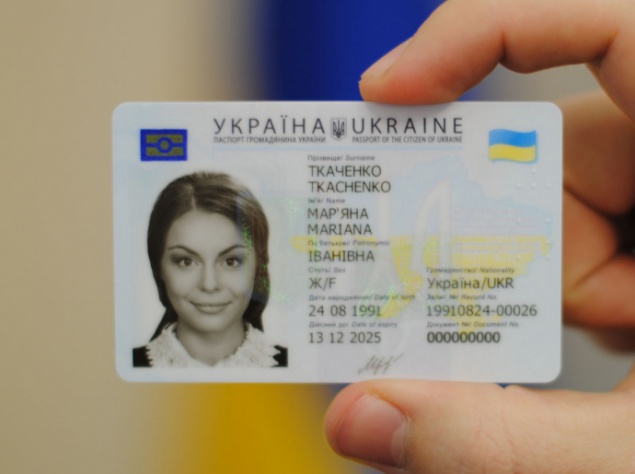 11 января украинцам начнут выдавать пластиковые паспорта