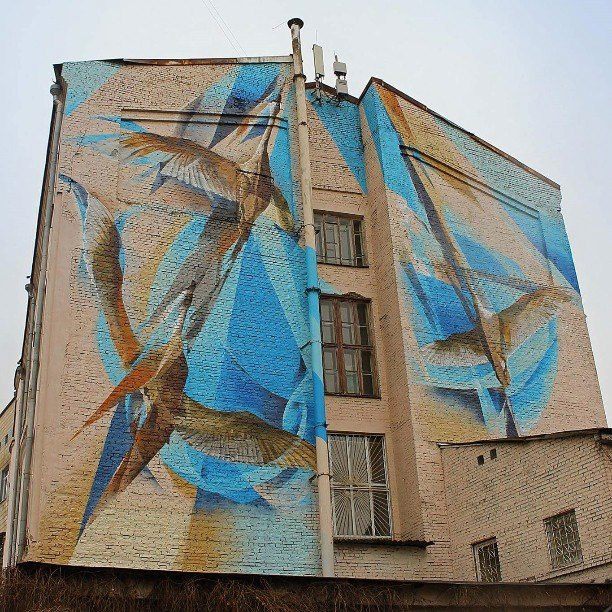 Львовский художник создал в центре Киева “мурал с лелеками”