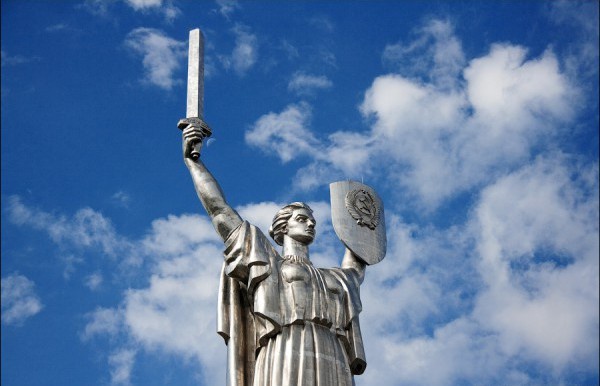 С монумента “Родина-мать” уберут советскую символику