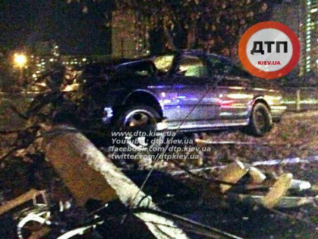 В Киеве водитель БМВ сбил столб (+фото)