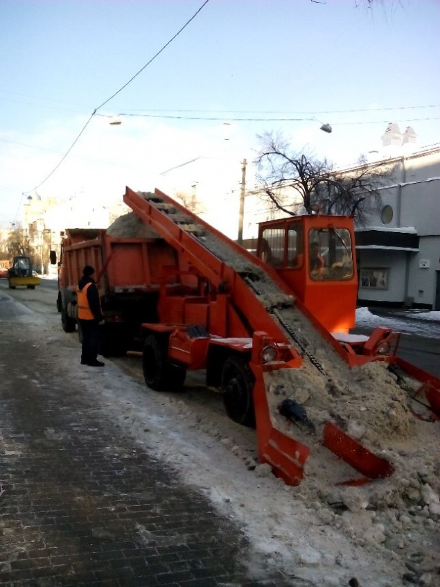 Из Киева вывезли 5076,1 т снега за выходные