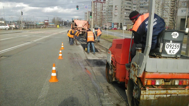 “Киевавтодор” продолжает ликвидировать ямы на дорогах