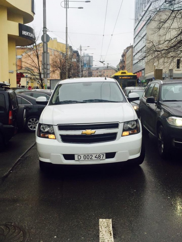 Посольству США пришлось оправдываться за “героя парковки”, которым оказался их сотрудник