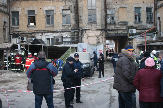 Полиция Киева начала уголовное производство по факту обвала в доме (+фото, видео)