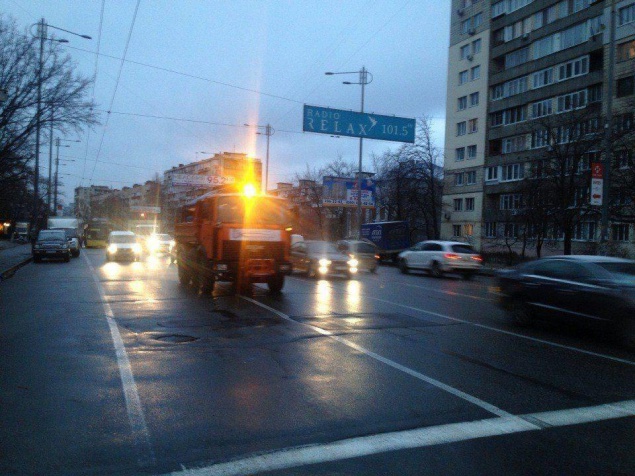 За ночь на дороги Киева высыпали более 200 т соли