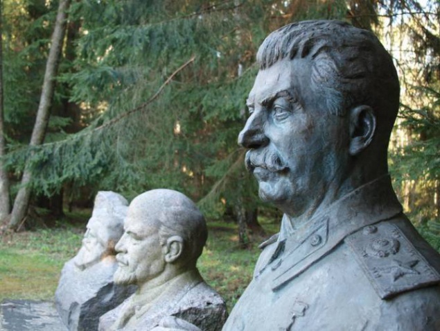 Жители Оболони оказались от парка со скульптурами советских деятелей