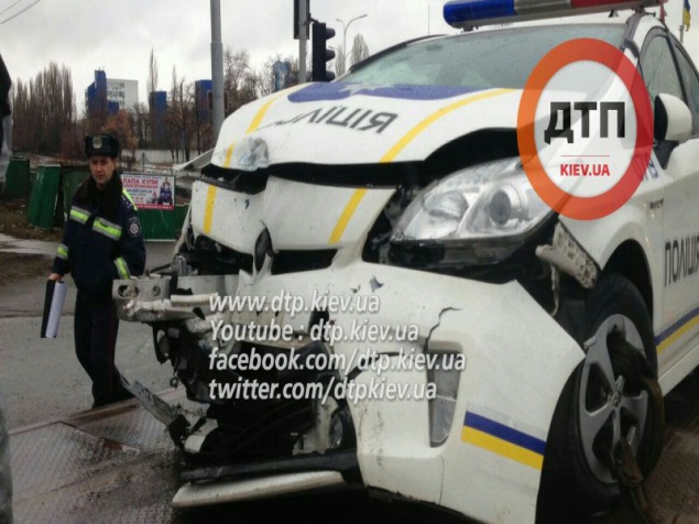 В Киеве пьяный водитель Деу протаранил патрульный Тойота Приус
