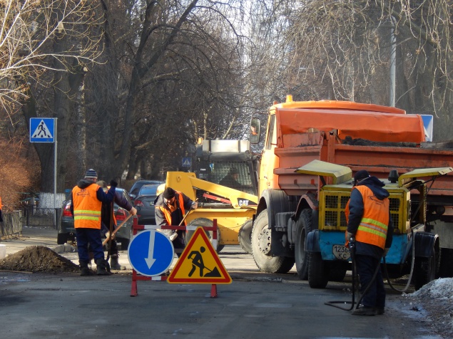 В Киеве за выходные отремонтировали 1855 кв м дорог