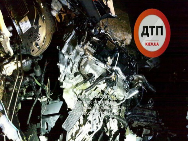 BMW X6 на большой скорости влетел в отбойник в Киеве. Один человек погиб (+фото, видео)