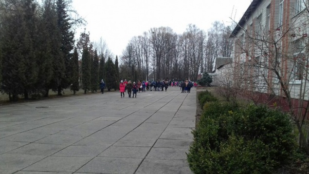 Под Киевом из помещения школы эвакуировали 980 учеников (+видео)