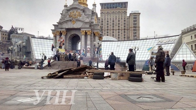 Протестующие на Майдане убирают палатки