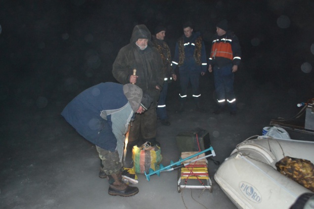 На Киевщине спасли 11 рыбаков с оторвавшейся льдины