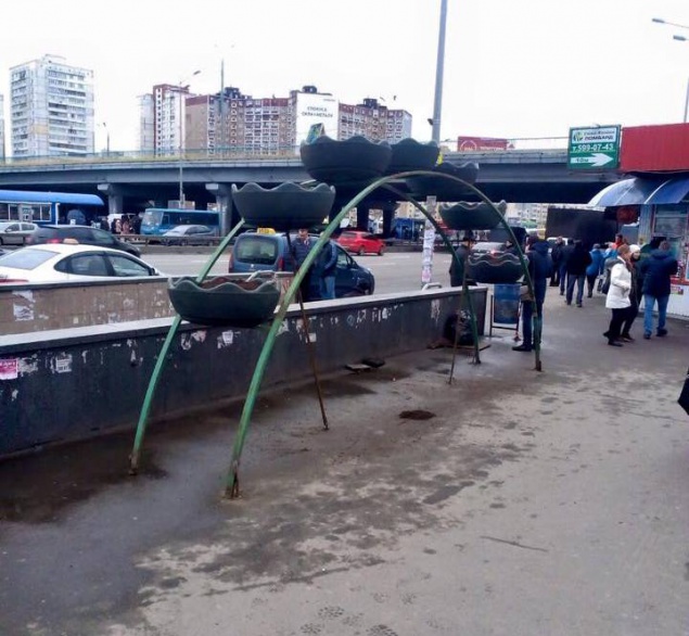 Торговцев возле метро “Харьковская“ отшили с помощью ”предохранителей” (+фото)