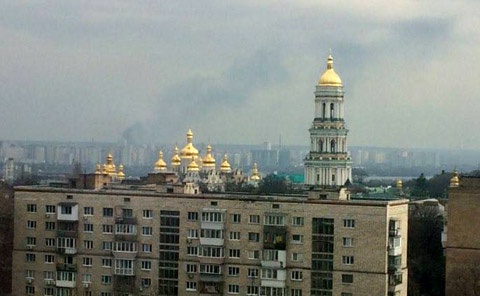 В Киеве районе Бортничей большой пожар – горит дом