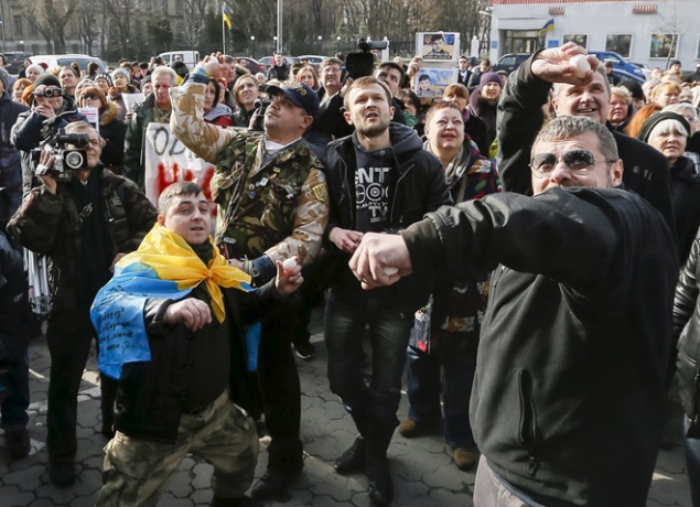 Митинг в поддержку Савченко перерос в беспорядки у посольства России в Киеве