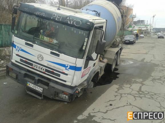 Европейские дороги Киева: бетономешалка провалилась под асфальт (+фото)