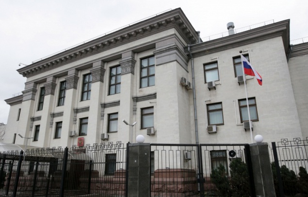 Посольство России в Киеве закидали коктейлями Молотова