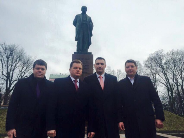 Мэр Кличко и губернатор Мельничук сфотографировались на фоне памятника Шевченко