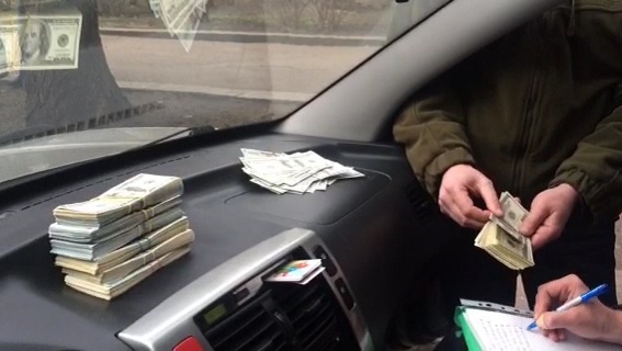 Киевские полицейские задержали мужчину за вымогательство 200 тыс. долларов (+фото, видео)