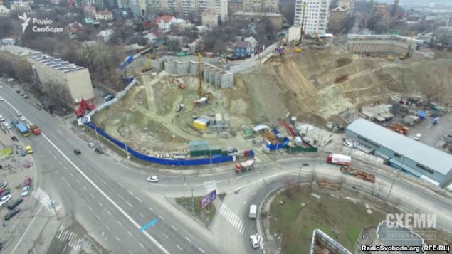 Теневой партнер “Киевгорстроя” активизировал незаконное строительство на ул. Киквидзе (+ видео)
