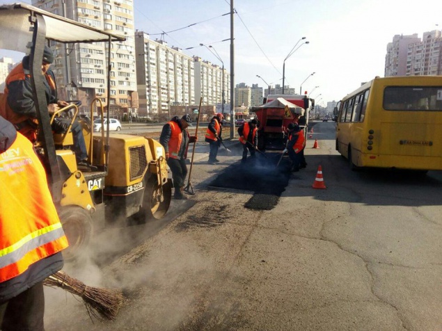 “Киевавтодор” восстановлено 2000 кв м дорог за выходные