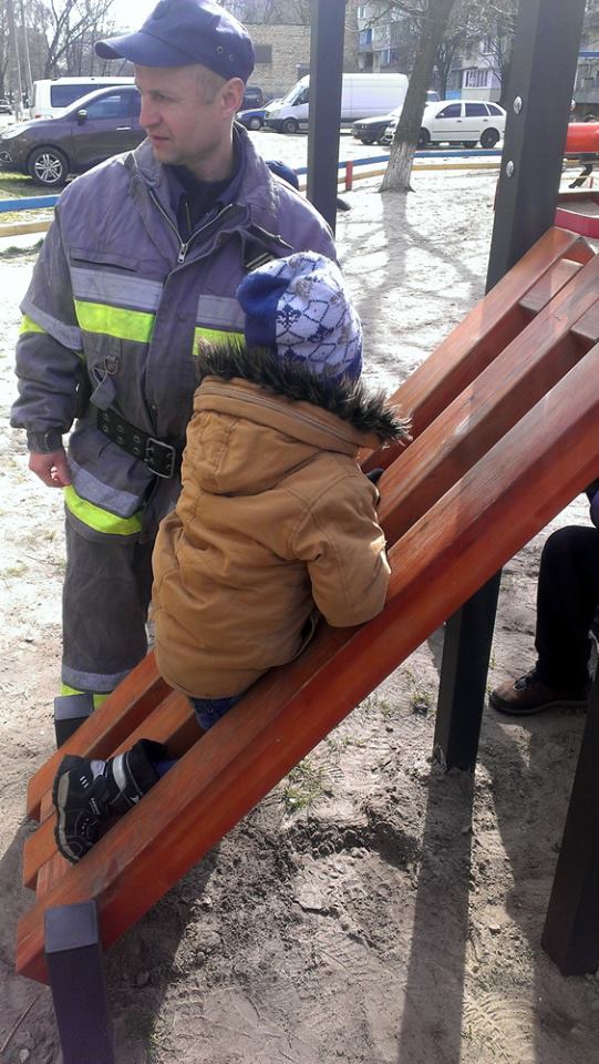Опасные детплощадки: в Киеве мальчика пришлось вырезать из горки (+фото)