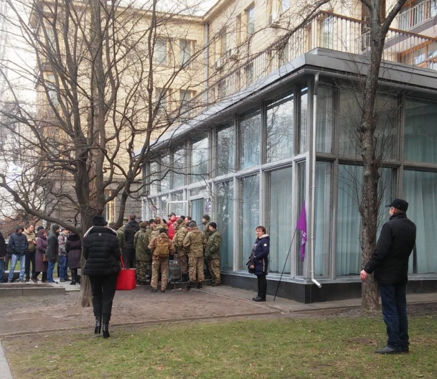 Активисты двух Майданов разгромили здание парламентского комитета в поддержку законопроекта Вилкула (фото)