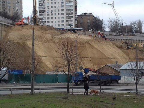 На Киквидзе в Киеве застройщик завалил здание АТП