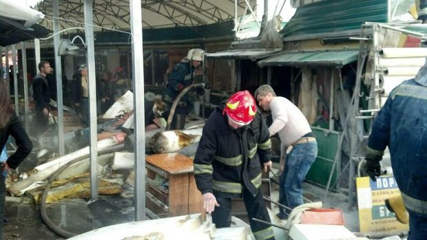 В Киеве горел рынок “Юность”: пострадал продавец (фото)