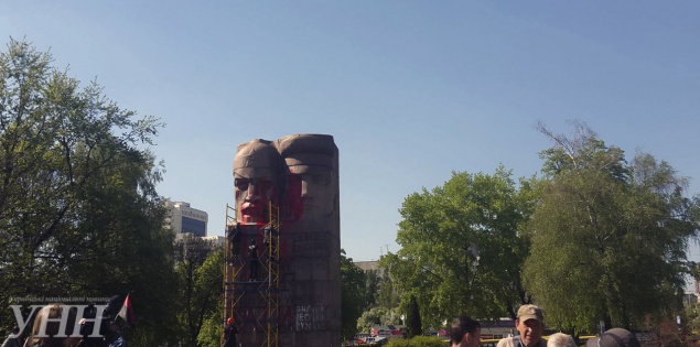 Активисты демонтируют памятник чекистам в Киеве (фото, видео)