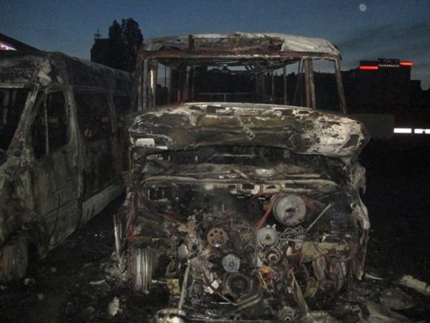 В Киеве на автостанции сожгли две маршрутки
