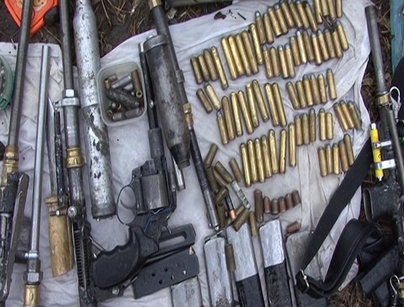 Киевские правоохранители изъяли арсенал оружия (+фото, видео)