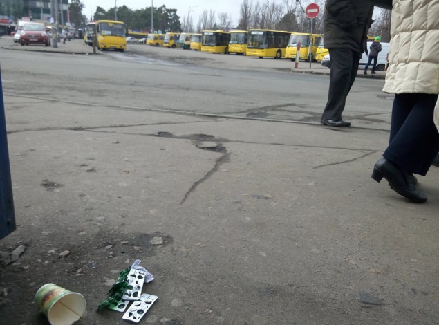 Активисты обнаружили наркотики у водителей маршруток возле ст. м. Лесная (ФОТО)