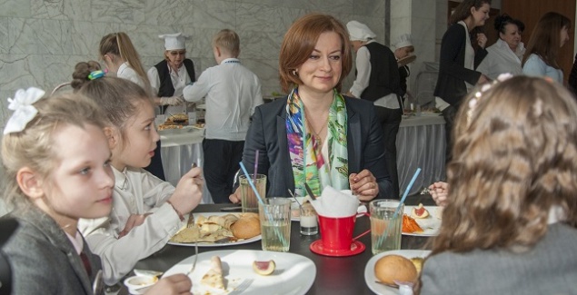 Киевских школьников планируют кормить за “шведским столом”